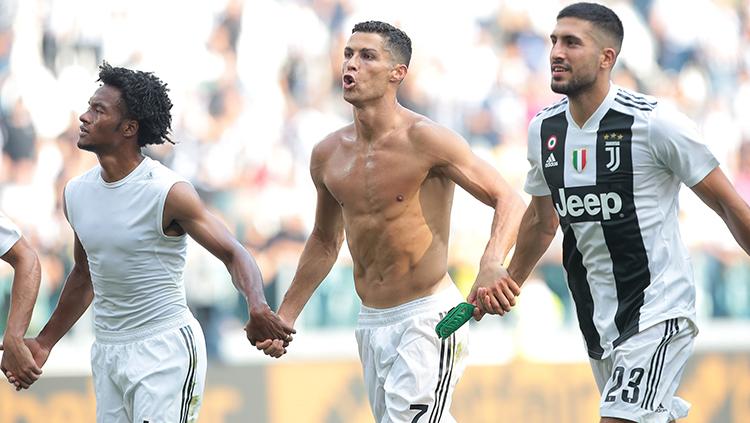 Latihan bareng di Juventus, Douglas Costa mengagumi tubuh atletis seorang Cristiano Ronaldo. Getty Images/Emilio Andreoli.