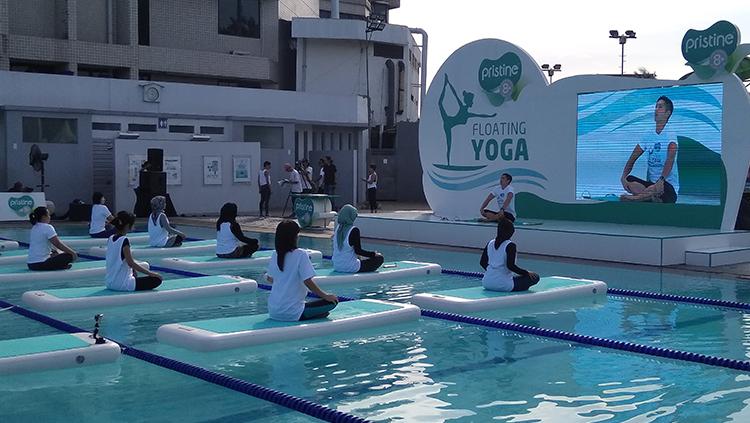 Acara yoga di atas kolam renang. Copyright: Martini/INDOSPORT