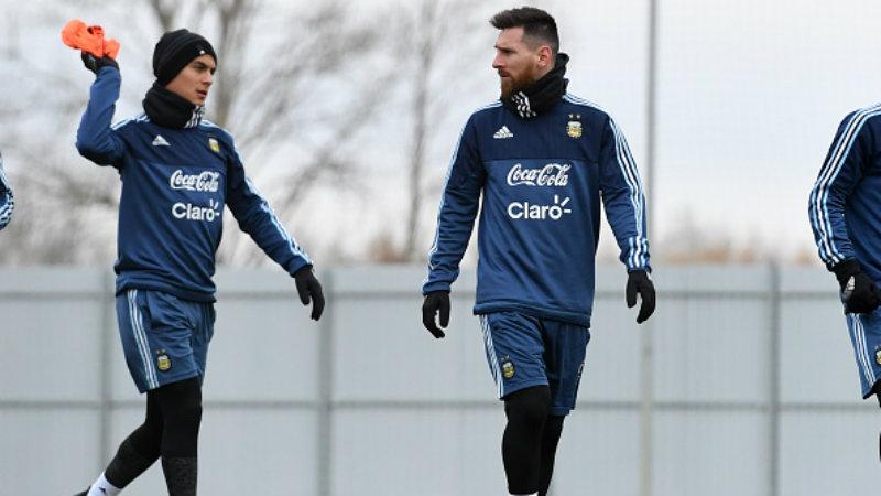 Paulo Dybala dan Lionel Messi, dua pemain bintang Timnas Argentina. Copyright: INDOSPORT
