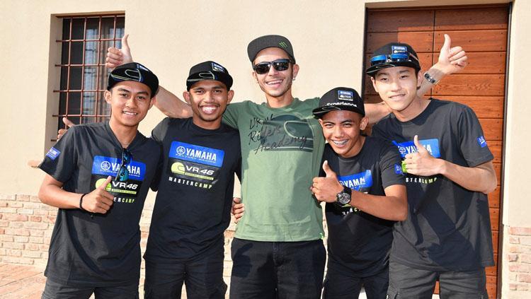 Valentino Rossi berfoto bersama peserta Mastercamp Yamaha VR46 di Italia di hari terakhir pelatihan. - INDOSPORT