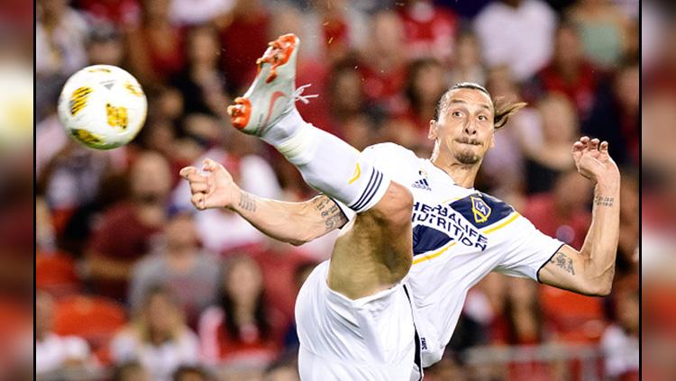 Proses gol akrobatik dari Zlatan Ibrahimovic. Copyright: Getty Images