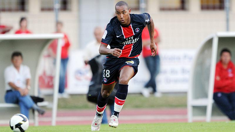 Loris Arnaud saat masih membela Paris Saint-Germain.