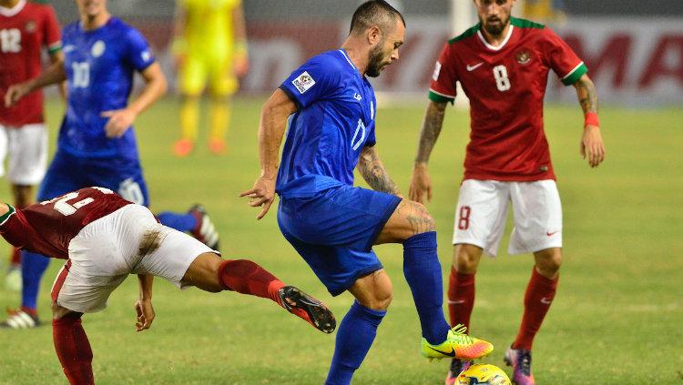 Bintang Timnas Filipina Stephan Schrock ketika berhadapan dengan Timnas Indonesia.