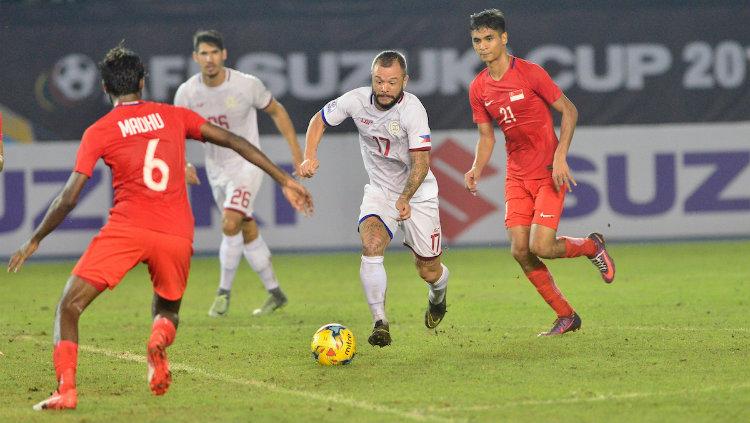 Bintang Timnas Filipina Stephan Schrock ketika berhadapan dengan Timnas Singapura. Copyright: affsuzukicup.com