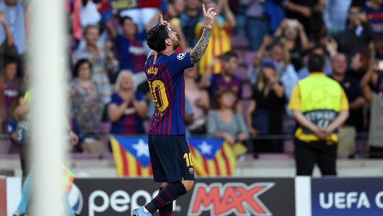 Lionel Messi berselebrasi usai mencetak gol ke gawang PSV.