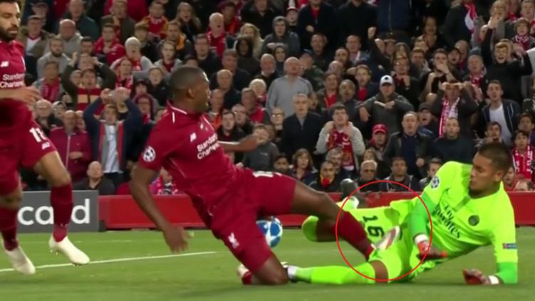 Daniel Sturridge hantam kemaluan Alphonse Areola.