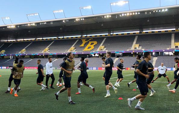 Para pemain Man United saat latihan di Stadion de Suisse. Copyright: INDOSPORT