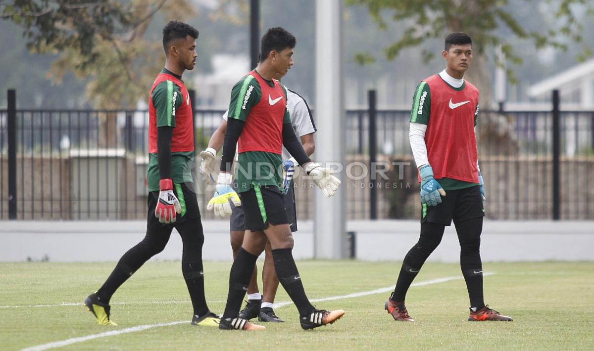 Tiga kiper Timnas Indonesia U-19 dalam sesi latihan.