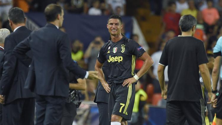 Cristiano Ronaldo menangis usai mendapatkan kartu merah. Copyright: INDOSPORT