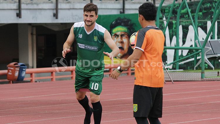 Robertino Pugliara latihan bersama Persebaya Surabaya. Copyright: Fitra Herdian/INDOSPORT