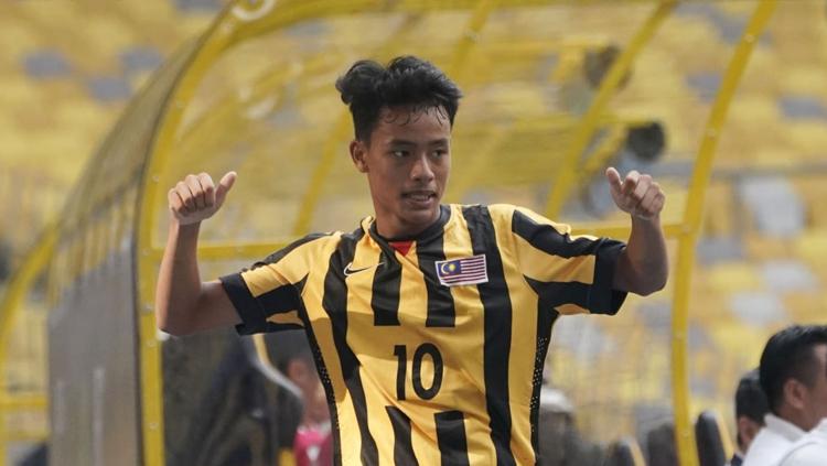 Pemain Timnas Malaysia, Luqman Hakim Shamsudin, merasa bersalah lantaran gagal mencetak gol dalam babak adu penalti dalam laga kontra Indonesia di SEA Games 2021 - INDOSPORT