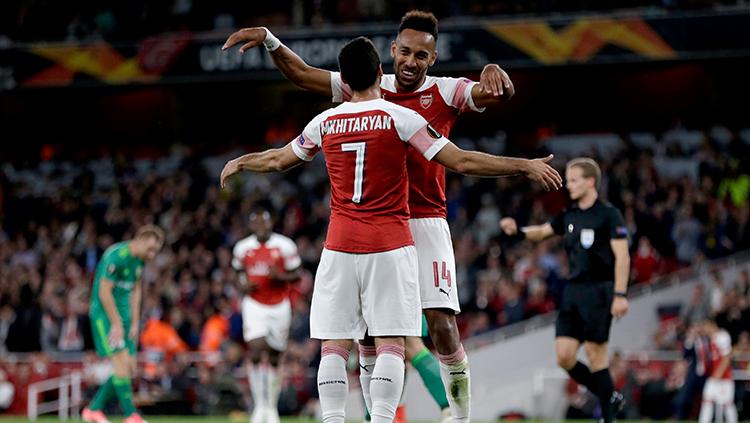 Aubameyang berselebrasi usai mencetak gol.