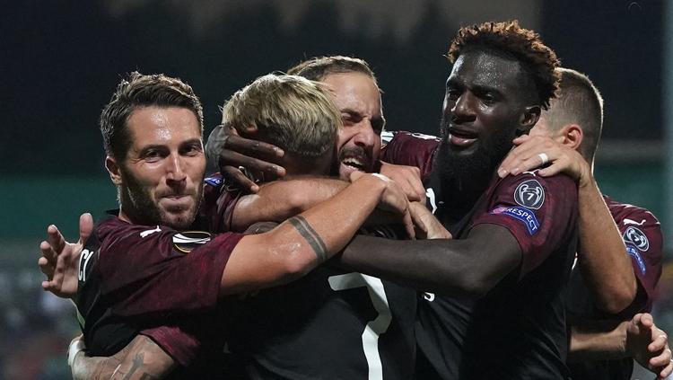 Gonzalo Higuain berselebrasi bersama pemain AC Milan lain usai menetak gol. Copyright: INDOSPORT