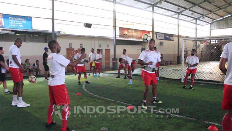 Para Pemain Persipura Jayapura saat mengikuti latihan di Lapangan Futsal Boulevard II, Kota Jayapura
