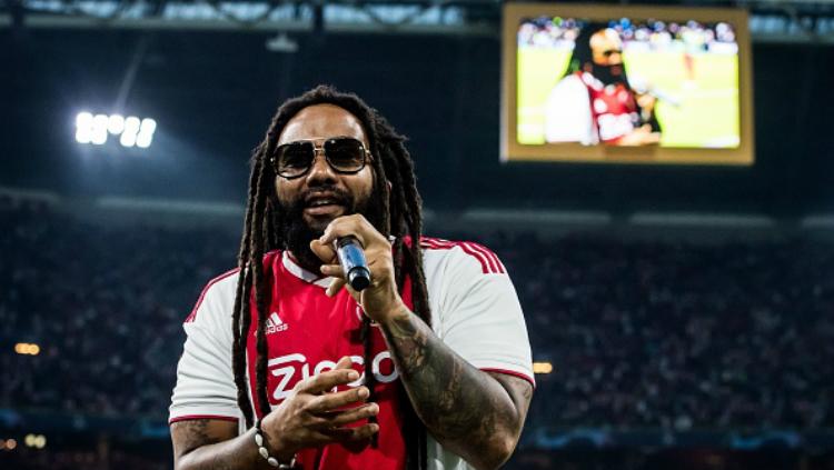 Anak dari legenda musik reggae Bob Marley, Ky-Mani Marley, memeriahkan pertandingan Ajax Amsterdam vs AEK Athena di Liga Champions 2018/19.