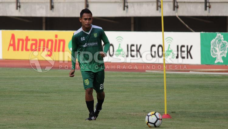 Penggawa Persebaya Surabaya, Abu Rizal Maulana saat latihan finishing.