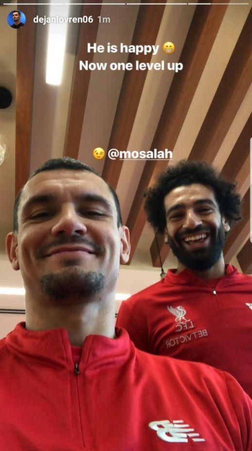 Dejan Lovren ber-swafoto dengan Mo Salah di ruang ganti Liverpool. Copyright: Instagram/Dejan Lovren