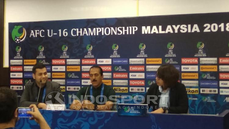Pelatih Timnas Iran dalam konferensi pers pasca laga Piala Asia U-16 antara Iran vs Indonesia.