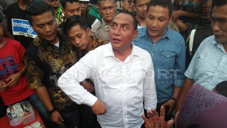 Ketua umum PSSI, Edy Rahmayadi, menghampiri para suporter PSMS Medan.