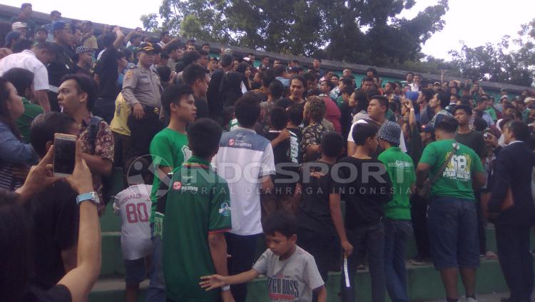 Suporter PSMS Medan yang nyalakan flare di laga PSMS vs Persela.