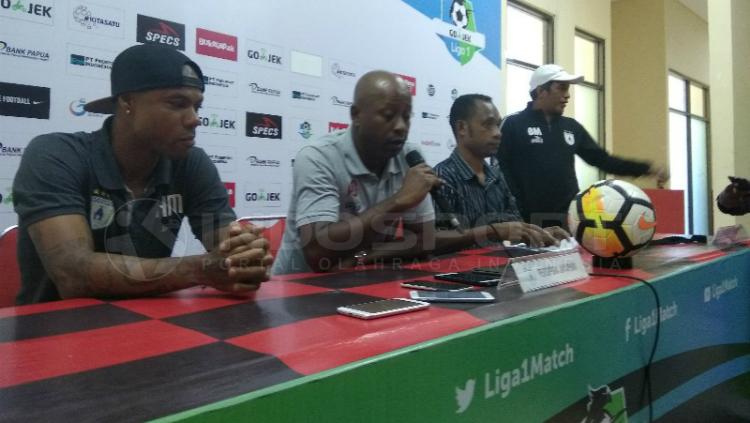 Pelatih Persipura Jayapura, Amilton Silva de Oliveira saat konferensi pers Liga 1 2018.