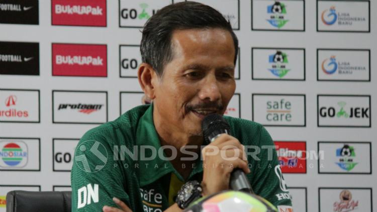 Djajang Nurdjaman, pelatih Persebaya Surabaya. Copyright: Fitra Herdian Ariestianto/INDOSPORT