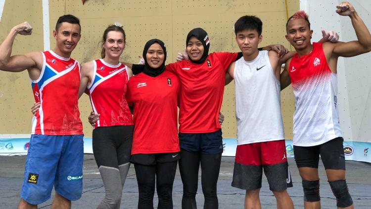 Aries, Aspar, Puji, bersama para atlet lain peraih medali.