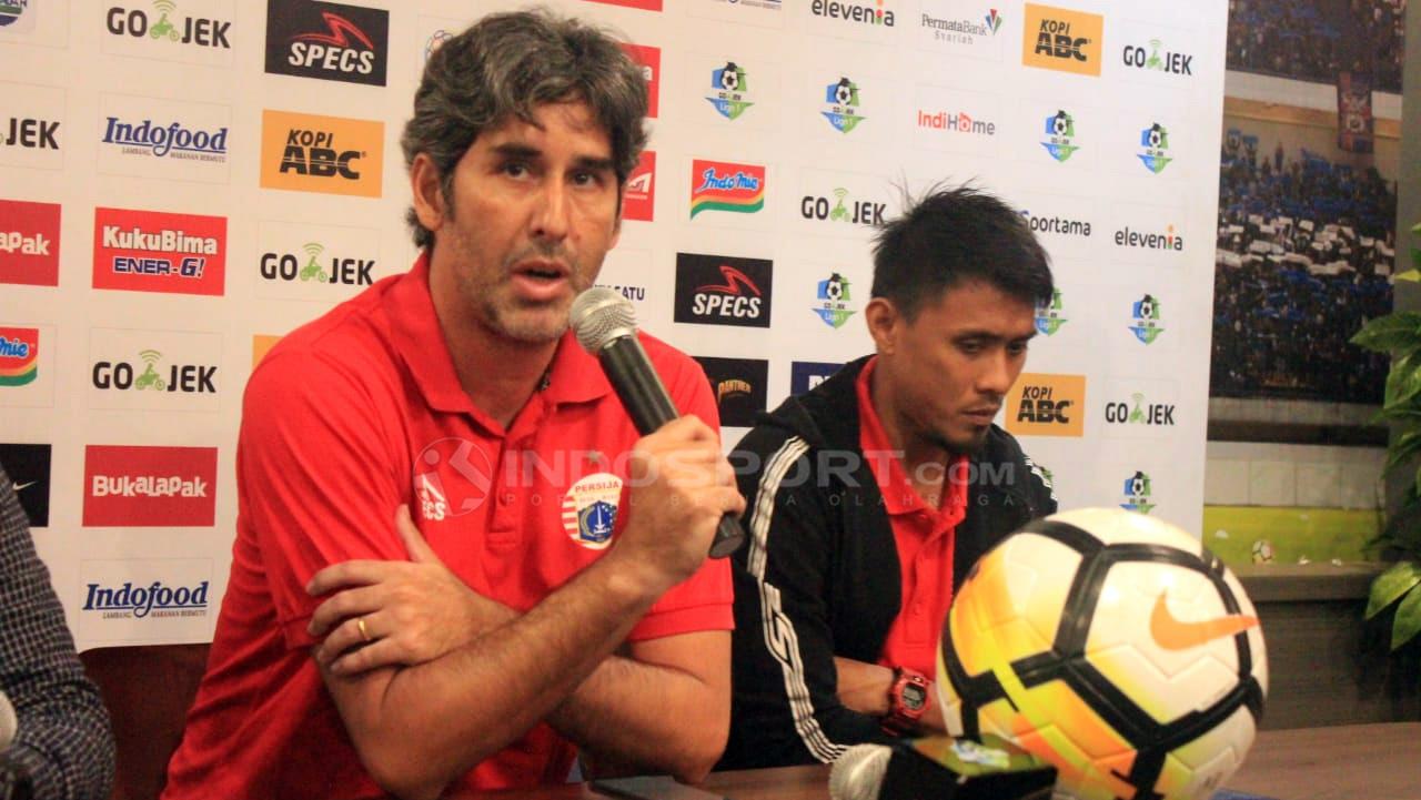 Stefano Cugurra Teco (Persija Jakarta) saat konferensi pers jelang laga Persib Bandung vs Persija Jakarta. Copyright: Arif Rahman/Indosport.com