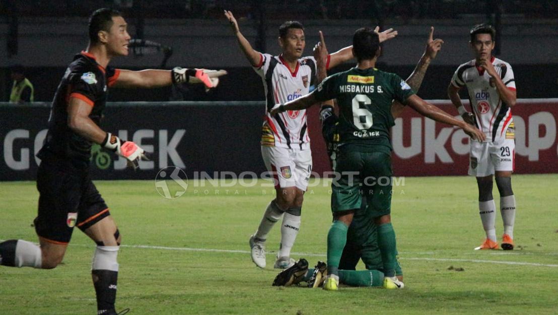 Selebrasi gol kedua david da silva lewat tendangan pinalti. Copyright: Fitra Herdian/Indosport.com