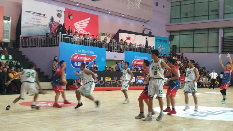 Pertandingan pembuka DBL antar SMA Koles Kanisius melawan SMAN 110 Jakarta.
