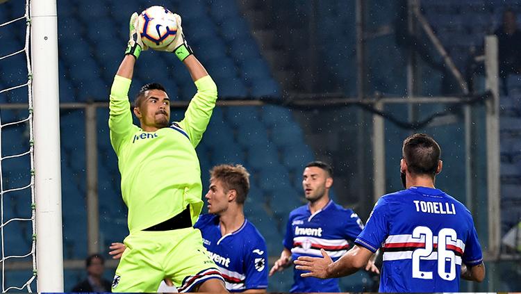 Emil Audero Mulyadi mengamankan gawang Sampdoria.