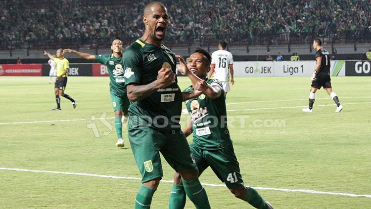 David da Silva berselebrasi usai mencetak gol ke gawang Mitra Kukar.