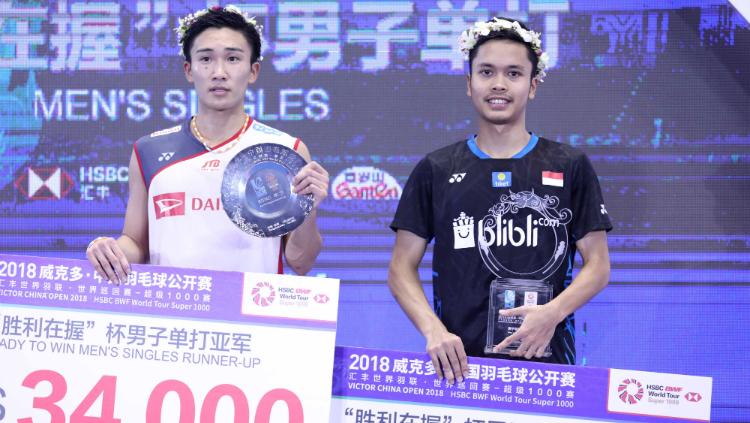 Anthony Ginting dan Kento Momota di podium China Open 2018.