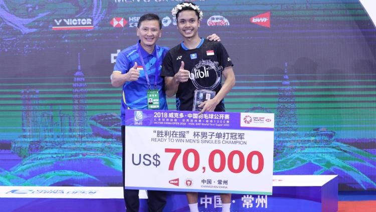 Anthony Ginting bersama sang pelatih, Hendry Saputra, usai memenangkan China Open 2018 lalu.