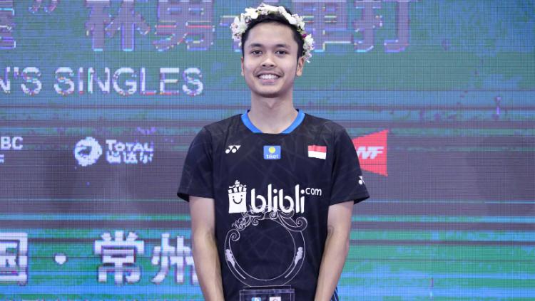 Anthony Sinisuka Ginting di podium China Open 2018.