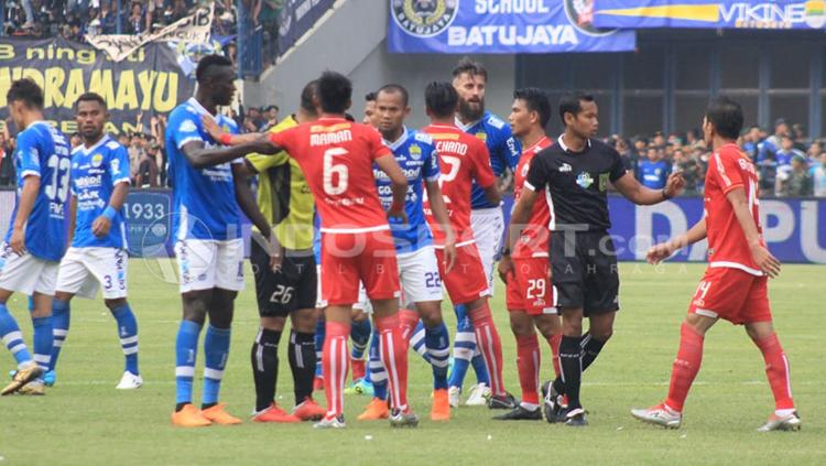 Sempat terjadi konflik antara pemain Persib vs Persija. Copyright: Arif Rahman/INDOSPORT