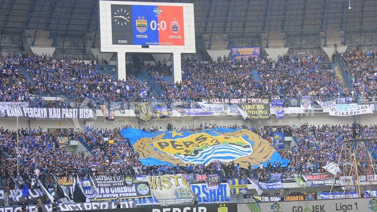 Bobotoh memenuhi tribun dalam pertandingan Persib Bandung vs Persija Jakarta.
