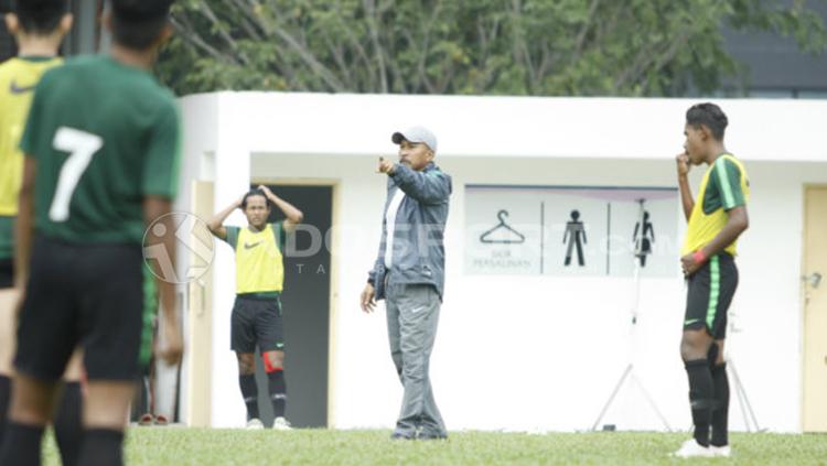 Pelatih Fakhri Husaini saat memberikan arahan.