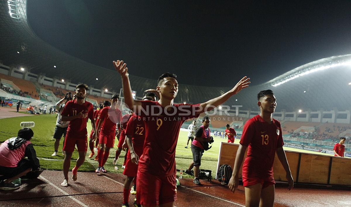 Para pemain Timnas Indonesia U-19 menghampiri para penonton seusai laga.