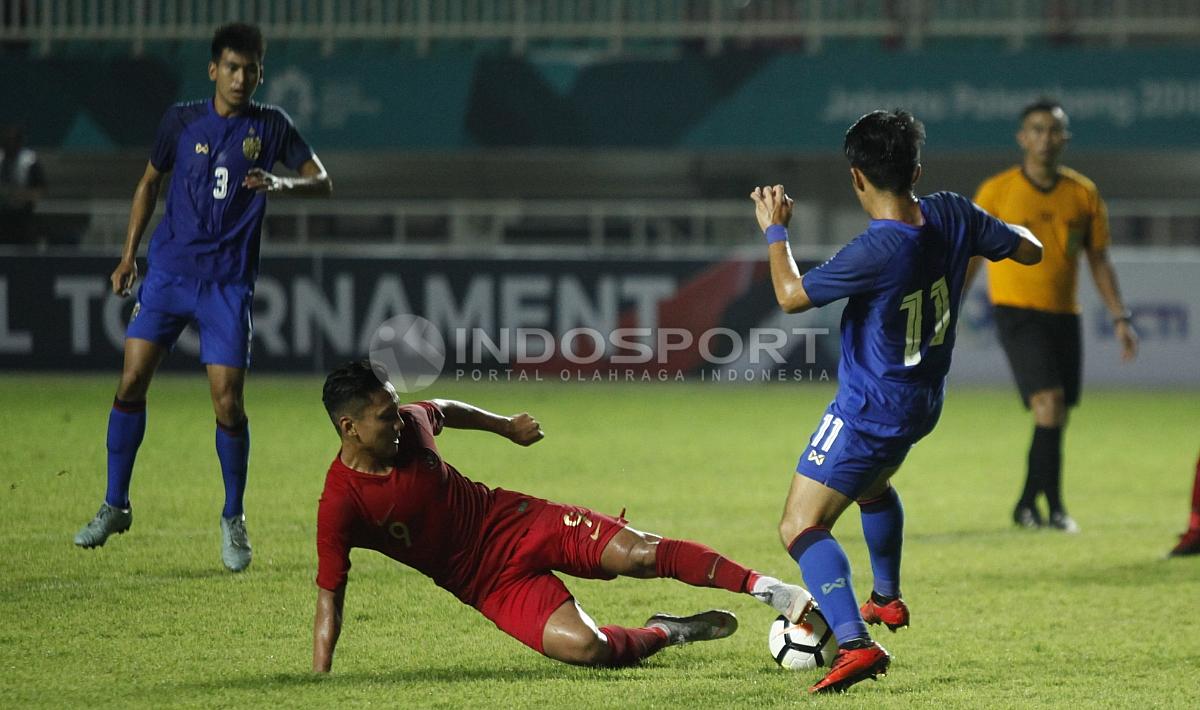 Syahrian Abimanyu berduel dengan pemain Timnas Thailand U-19.