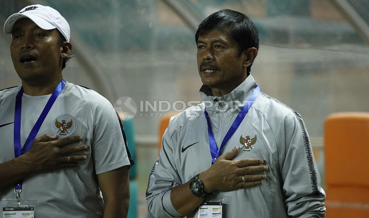 Coach Indra Sjafri saat menyanyikan lagu Indonesia Raya. Copyright: Herry Ibrahim/INDOSPORT