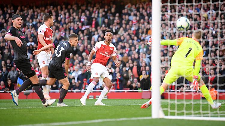 Aubameyang mencetak gol ke gawang Everton. Copyright: INDOSPORT