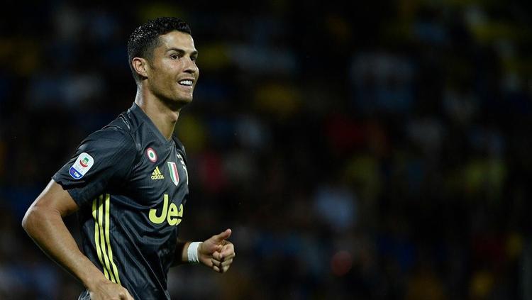 Cristiano Ronaldo semringah usai mencetak gol ke gawang Frosinone di menit-menit akhir pertandingan. Copyright: Twitter.com/Sporf