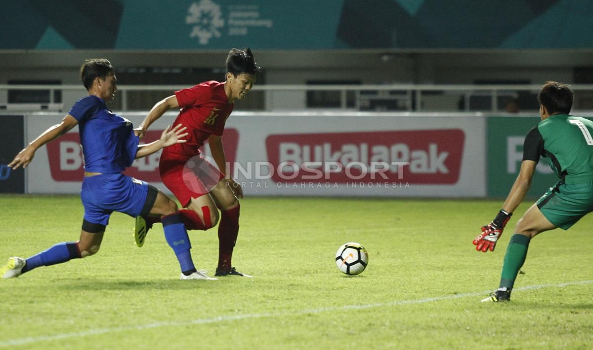 Duel pemain Timnas Indonesia U-19 vs Timnas Thailand U-19.