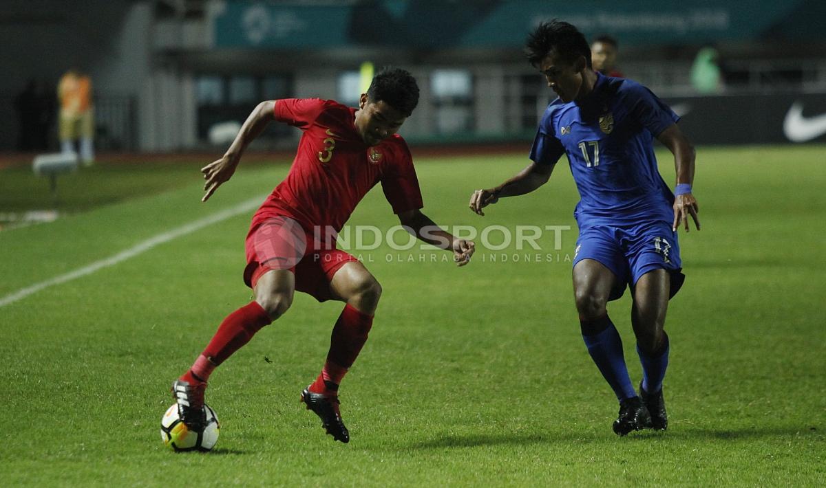 Duel pemain Timnas Indonesia U-19 vs Timnas Thailand U-19.