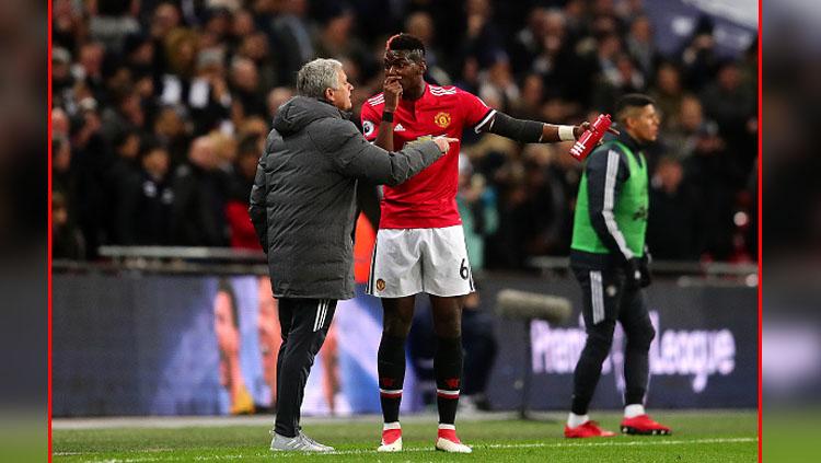 Paul Pogba (kanan) dan Jose Mourinho, pemain dan pelatih Man United. Copyright: INDOSPORT