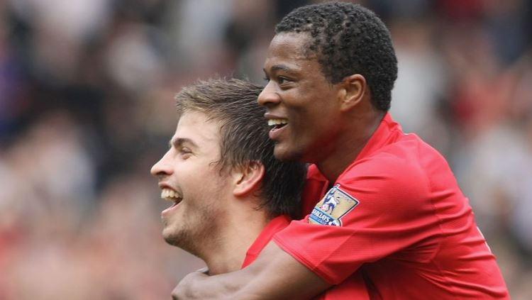 Gerard Pique dan Patrice Evra saat masih membela Manchester United. Copyright: Getty Images