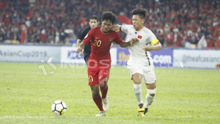 Bagus Kahfi saat melindungi bola dari rebutan pemain Vietnam U-16.