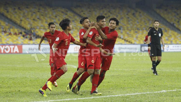 Selebrasi para pemain Timnas Indonesia U-16 usai jebol gawang Vietnam U-16 di penyisihan Grup C Piala Asia U-16 2018.