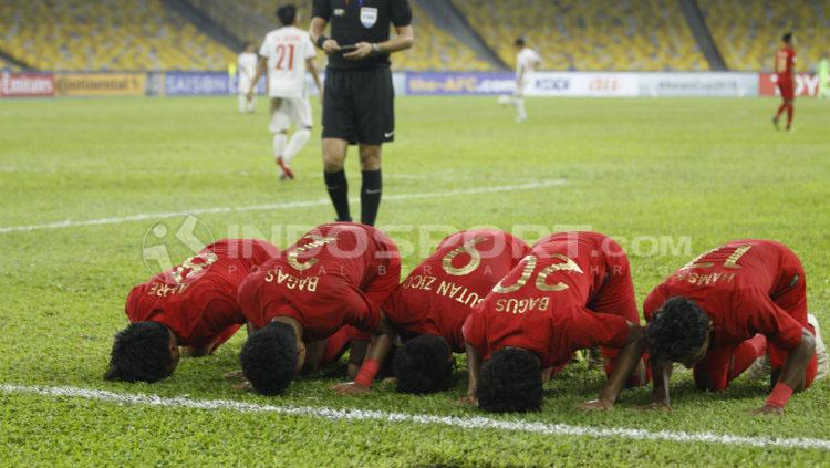 Para pemain Timnas Indonesia U-16 bersujud usai mampu menyamakan skor 1-1 lawan Vietnam U-16.